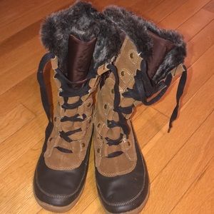 Size 7 women’s waterproof boots